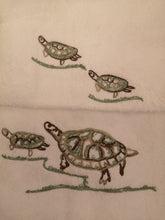 Carica l'immagine nel visualizzatore di Gallery, Coppie asciugamani in spugna ricamate