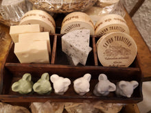 Carica l&#39;immagine nel visualizzatore di Gallery, Sapone naturale in varie forme
